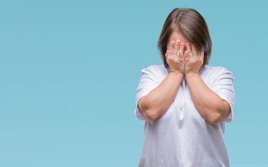 Genç Yetişkin kadın ağlayarak süre elleriyle yüzünü kapsayan üzgün ifade ile izole arka plan üzerinde down sendromlu. Depresyon kavramı.