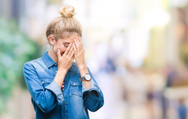 Üzgün ifade yüz eller ile ağlayarak süre kapsayan ile izole arka plan üzerinde gözlük takan genç güzel sarışın kadın. Depresyon kavramı.