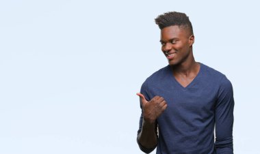 Genç Afro-Amerikan adam arıyor ve başparmak yanında yukarıyı mutlu yüz ile gülümseyen izole arka plan üzerinde.