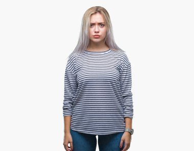 Çatık sarışın genç kadın üzerinde izole arka plan şüpheci ve sinir, sorunu nedeniyle üzgün. Negatif kişi.