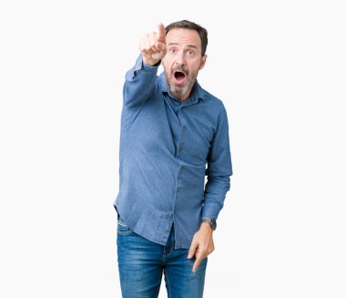 İzole arka plan ile sürpriz devam et, parmakla üzerinde zarif komuta sizde yakışıklı orta yaş açık ağız ifade, önünde bir şey hayret