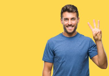 Yakışıklı delikanlı gösterilen ve parmakları ile işaret izole arka plan üzerinde üçüncü ise kendinden emin ve mutlu gülümseyerek.