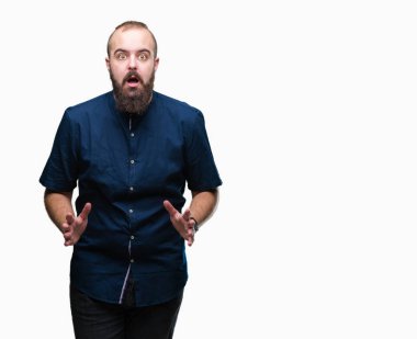 İzole arka plan korkuyor ve şok sürpriz ifade, korku ve heyecan yüz genç beyaz hipster adam.
