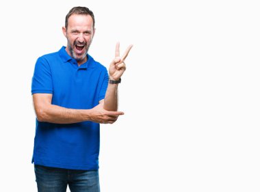 Orta yaş mutlu yüz zafer işareti yaparken kameraya göz kırpıyor ile gülümseyen izole arka plan üzerinde ağarmış komuta sizde. İki numaralı.