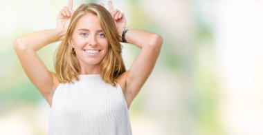 Neşeli gülümseyen güzel genç zarif kadın komik ve çılgın baş parmaklar ile tavşan kulakları poz izole arka plan