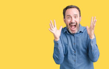 Yakışıklı orta yaş zarif üst düzey adam deli kutluyor arka plan izole ve başarı için kaldırdı kollarını açarak hayrete ve heyecanlı çığlık gözleri açık. Kazanan kavramı