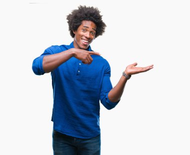 İzole edilmiş arka planda yaşayan Afro-Amerikalı adam kameraya hayret ediyor ve gülümsüyor..