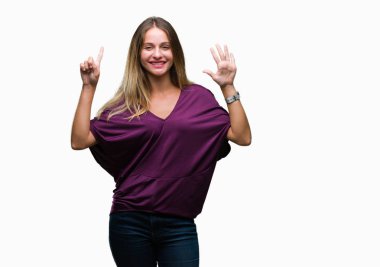 Genç güzel sarışın zarif kadın gösterilen ve parmakları ile işaret izole arka plan yüzünden kendinden emin ve mutlu gülümseyerek süre 6 numara.