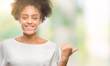 Genç afro Amerikalı kadın arıyorum ve başparmak yanında yukarıyı mutlu yüz ile gülümseyen izole arka plan üzerinde.