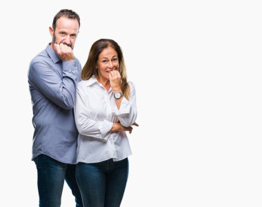 Orta yaş İspanyol iş çift stresli ve gergin elle çivi ısırma ağzına bakarak izole arka plan üzerinde. Anksiyete sorunu.