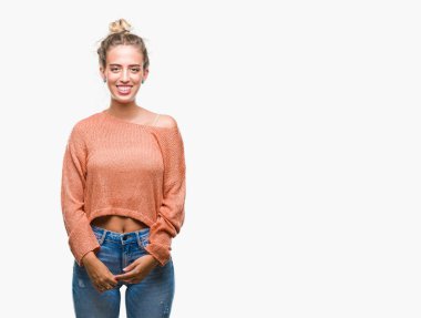 İzole arka plan ile bir mutlu ve serin güzel genç sarışın kadın yüzündeki gülümseme. Şanslı kişi.