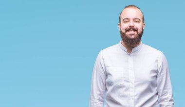 Genç beyaz hipster adam yüzünde mutlu ve güzel bir gülümseme ile izole arka plan üzerinde. Şanslı kişi.