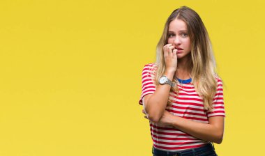 Genç güzel sarışın kadın yüzünden stresli ve gergin ile izole arka plan tırnak ısırma dudaklarından eller. Anksiyete sorunu.