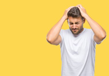 Yakışıklı delikanlı çünkü umutsuz ve stresli baş ağrısı acı izole arka plan üzerinde ağrı ve migren. Ellerini kafasına.