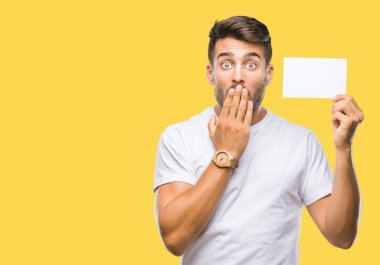 Hata, korku, sessizlik içinde gizli kavramı korkmuş ifade için utanç ile izole arka kapak ağız el ile üzerinden boş kartı tutan genç yakışıklı adam şok