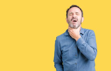 Yakışıklı orta yaş zarif komuta sizde izole üzerinde arka plan ağrılı boyun, boğaz gribi, kesek ve enfeksiyon için dokunaklı