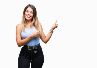 Genç güzel şık iş kadını gülümseyen ve iki elleri ve parmakları ile tarafına işaret kamera bakarak izole arka plan üzerinde.