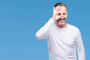 Gülümseyen, parmakları ile mutlu yüz üzerinden seyir göz el ile ok jest yapıyor izole arka plan üzerinde beyaz t-shirt giyen orta yaş ağarmış komuta sizde.