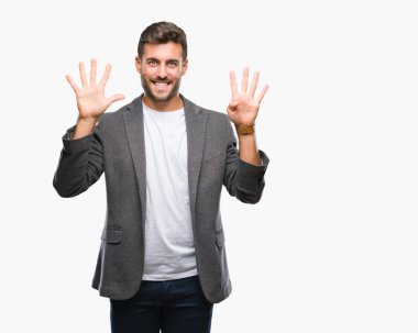 Genç yakışıklı iş adamı gösterilen ve parmakları ile işaret izole arka plan üzerinde numara 9 kendinden emin ve mutlu gülümseyerek süre.