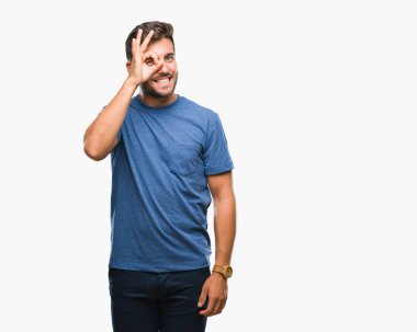 Genç yakışıklı adam gülümsüyor, parmakları ile mutlu yüz üzerinden seyir göz el ile ok jest yapıyor izole arka plan üzerinde.