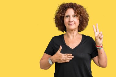 Güzel orta ager izole üst düzey kadın arka plan Swearing göğüs ve parmaklar, el ile bir sadakat sözü yemin yapma