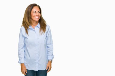 Güzel orta yaş iş yetişkin kadın yüzünden arka plan uzak tarafına gülümseme ile yüzünde, doğal ifade arıyorum izole. Kendine güvenen gülüyor.