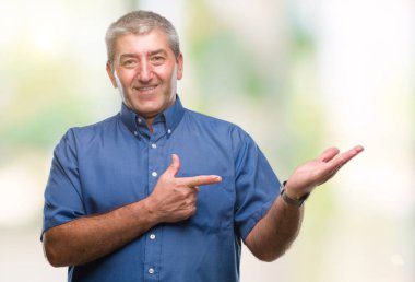 Yakışıklı komuta sizde üzerinden hayran ve el ile sunulması ve parmak ile işaret ederken kameraya gülümseyen izole arka plan.