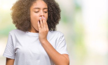 Genç afro Amerikalı kadın izole arka plan üzerinde el ile ağız kapsayan yorgun esneme sıkılmış. Restless ve uyku hali.