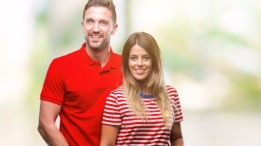 Yüzünde mutlu ve güzel bir gülümseme ile izole arka plan üzerinde aşık genç bir çift. Şanslı kişi.