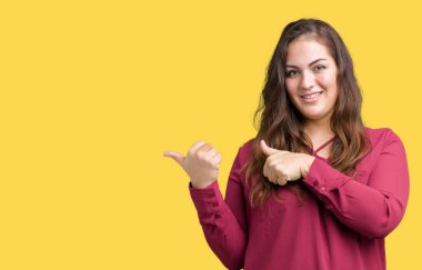 Güzel izole arka plan boyutu genç kadın artı emin gülümseyen arkasından el ve kadar başparmak ile işaret