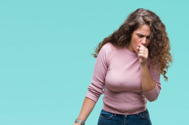 Güzel esmer kıvırcık saçlı Genç kız duygu hasta ve soğuk veya bronşit için semptom olarak öksürük izole arka plan üzerinde pembe kazak giyiyor. Sağlık kavramı.