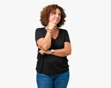 Güzel orta ager çene düşünme hakkında soru, dalgın ifade üzerine el ile izole arka plan üzerinde kadın kıdemli. Düşünceli yüzüyle gülümsüyor. Şüphe kavramı.