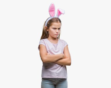 Paskalya bunny kulaklar izole arka plan şüpheci ve sinir, onaylamayan ifade yüz çapraz kolları üzerinde giyen genç güzel kız. Negatif kişi.