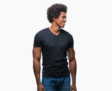 Uzak tarafına yüzünde, doğal ifade gülümseme ile seyir izole arka plan üzerinde Afro Amerikalı adam. Kendine güvenen gülüyor.