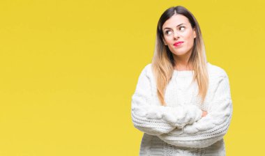 Genç güzel kadın rahat beyaz kazak görünümlü yan ve dik dik bakma uzağa düşünce gülümseyen izole arka plan üzerinde.