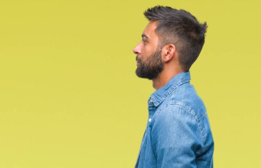 İzole arka tarafına, seyir yetişkin İspanyol adam sakin ol kendine güvenen gülümseme ile doğal yüz pozuyla profili.