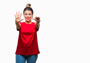 Genç güzel kadın gösterilen ve parmakları ile işaret izole arka plan yüzünden kendinden emin ve mutlu gülümseyerek süre 6 numara.