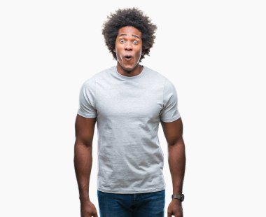 Afro Amerikalı adam korkuyor ve şok sürpriz ifade ile izole arka plan üzerinde korku ve yüz heyecanlı.