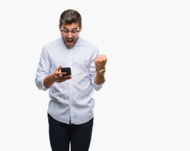 Yakışıklı delikanlı manifatura Smartphone gurur çığlık ve zafer ve başarı çok heyecanlı, duygu tezahürat kutluyor izole arka plan üzerinde kullanma
