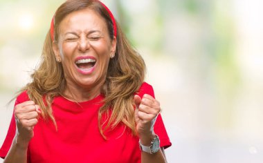 İspanyol kadın kıdemli orta yaş izole arka kolları olan başarı için heyecan üzerinde zafer kutluyor gülümseyen kaldırdı. Kazanan kavramı.