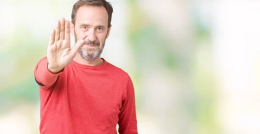 Yakışıklı orta yaş ağarmış komuta sizde giyen kış kazak stop yapıyor izole arka plan üzerinde şarkı elin avuç ile. Negatif ve ciddi bir jest yüz ifadesiyle uyarı.