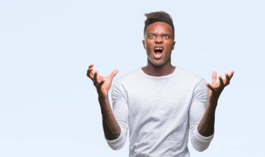 Genç Afro-Amerikan adam izole arka plan çılgın ve kızgın bağırarak ve agresif ifade ve silah kaldırdı bağırıyor. Hayal kırıklığı kavramı.