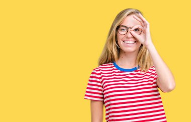 İzole arka plan el ve parmaklar ok işaretiyle yapıyor olumlu gülümseyen üzerinde gözlük güzel ve genç birbayan. Başarılı ifade.