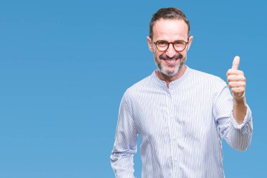 Hareketi el ile mutlu yaşasın yapıyor izole arka plan üzerinde gözlük takan orta yaş ağarmış komuta sizde. Kameraya bakarak başarı gösteren ile ifade onaylama.