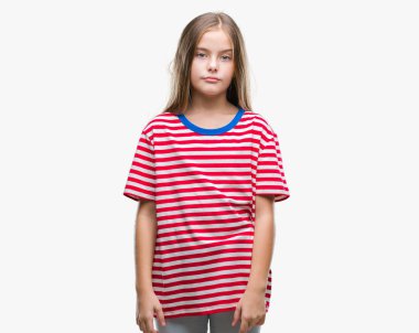 Yüzünde ciddi bir ifade ile izole arka plan üzerinde genç güzel kız. Basit ve doğal kameraya bakıyor.