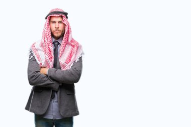 Genç yakışıklı Arap adam uzun saçlı keffiyeh izole arka plan şüpheci ve sinir, onaylamayan ifade yüz çapraz kollu giyiyor. Negatif kişi.