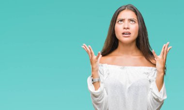 İzole arka plan çılgın ve kızgın bağırarak ve agresif ifade ve kaldırdı silah bağırmayı güzel Arap kadın. Hayal kırıklığı kavramı.