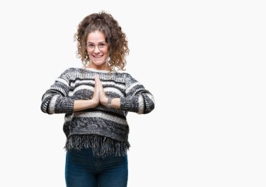 Güzel esmer kıvırcık saçlı Genç kız üzerinde gözlük takan ellerle birlikte AF emin gülümseyen için soran dua arka plan izole.