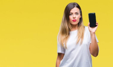 Genç güzel kadın gösteren boş ekran smartphone akıllı yüzünde ciddi düşünme emin bir ifade ile izole arka plan üzerinde
