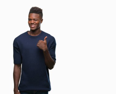 Afrikalı-Amerikalı genç hareketi el ile mutlu yaşasın yapıyor izole arka plan üzerinde. Kameraya bakarak başarı gösteren ile ifade onaylama.